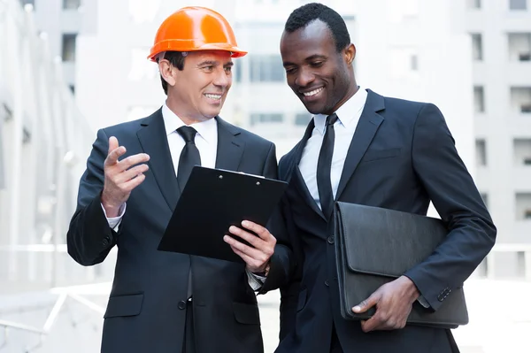 Discussing new building project. — Stock Photo, Image
