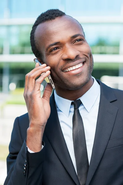 Afrikaner in offizieller Kleidung telefoniert mit dem Handy — Stockfoto