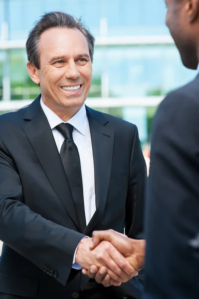 Zakenmensen schudden elkaar de hand — Stockfoto