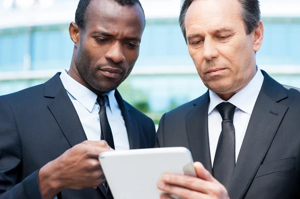 Empresarios mirando la tableta digital — Foto de Stock