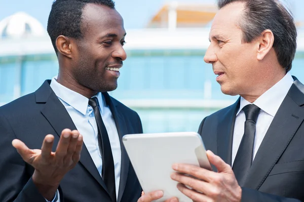 Des hommes d'affaires parlent — Photo