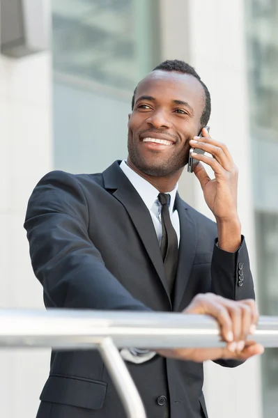 Africano falando no telefone celular — Fotografia de Stock