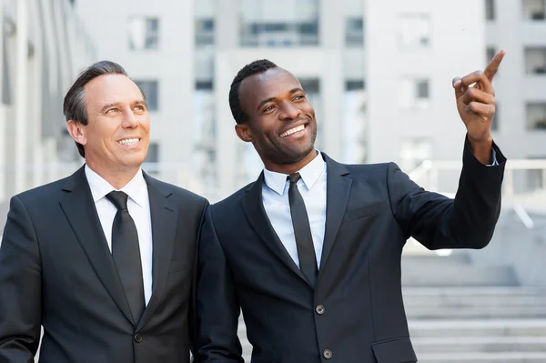 Empresarios hablando y haciendo gestos — Foto de Stock