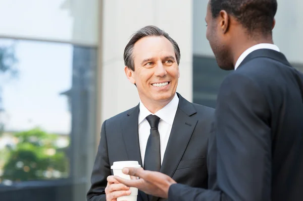 S coffee break mluvit a okolí. — Stock fotografie