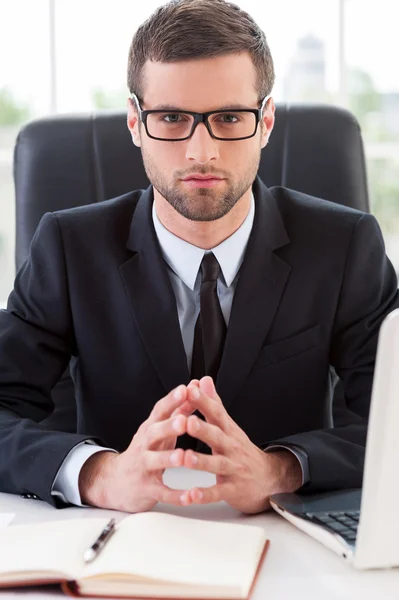 Jovem confiante em roupa formal — Fotografia de Stock