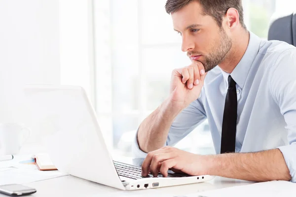 Mann in Formalbekleidung blickt auf Laptop — Stockfoto