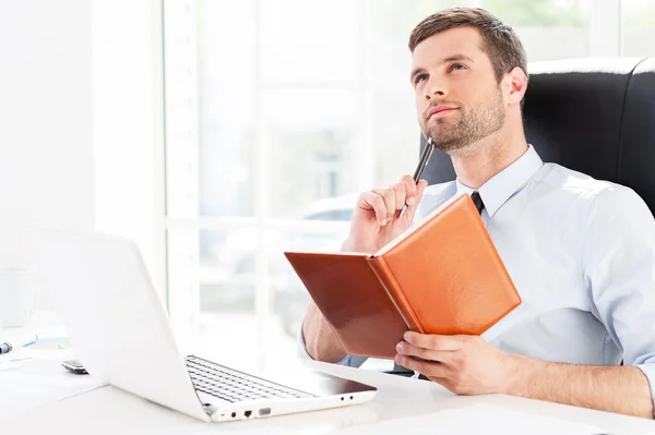 Hombre de negocios soñando . — Foto de Stock