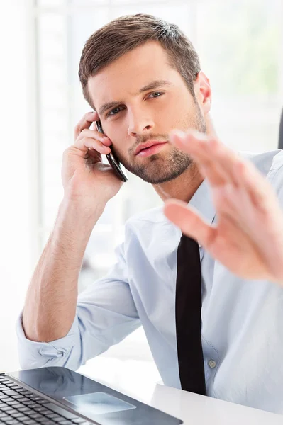 Uomo in camicia e cravatta che parla al telefono — Foto Stock