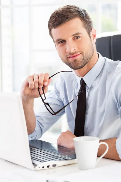 Hombre en gafas de sujeción formalwear —  Fotos de Stock