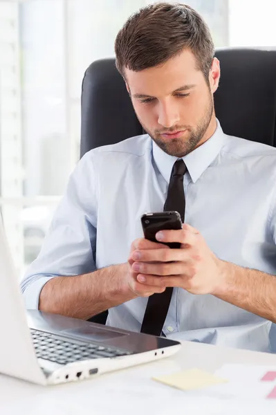 Joven escribiendo un mensaje de negocios . — Foto de Stock