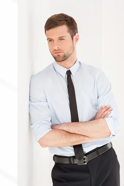 Homme en chemise et cravate regardant loin — Photo