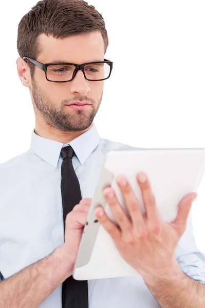 Homem trabalhando em tablet digital — Fotografia de Stock