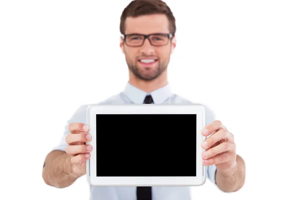Homem de óculos mostrando tablet digital — Fotografia de Stock