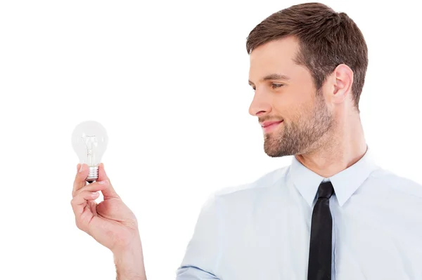 Muž v košili a kravatu, drží osvětlení žárovka — Stock fotografie