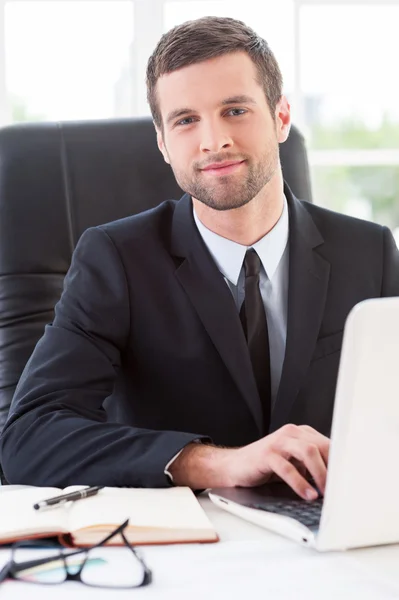 Confident and successful businessman. — Stock Photo, Image