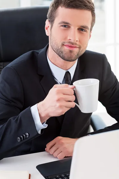 Homme en tenue de cérémonie buvant du café — Photo