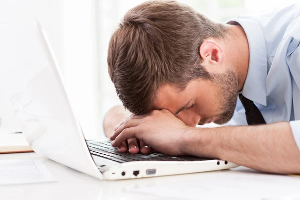 Uomo che dorme nel suo luogo di lavoro — Foto Stock