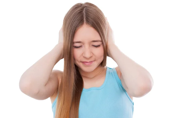 Flicka som täcker öronen med händer — Stockfoto
