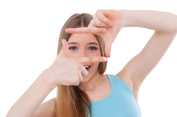 Tonårsflicka med finger ram — Stockfoto