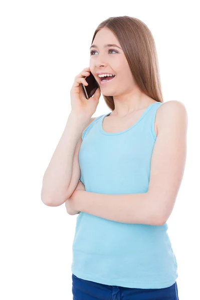 Dospívající dívka mluví na mobilním telefonu — Stock fotografie