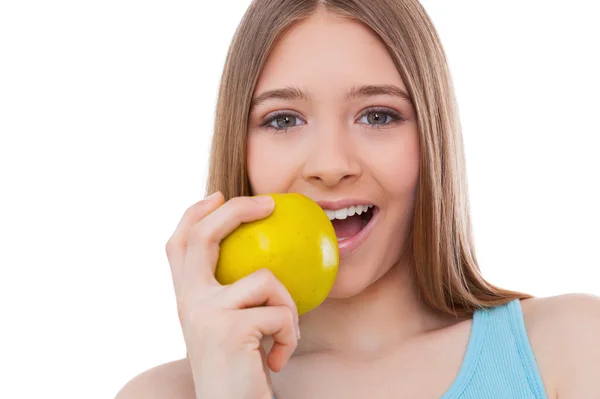 Tonårsflicka äta äpple — Stockfoto