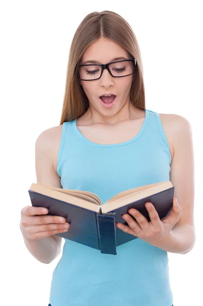 Surprised teenage girl reading book — Stock Photo, Image
