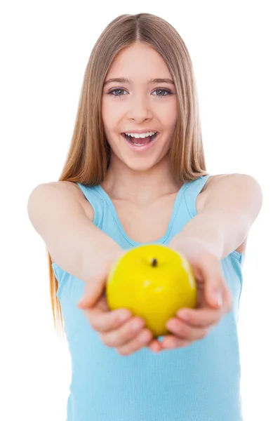 Chica estirando la manzana — Foto de Stock