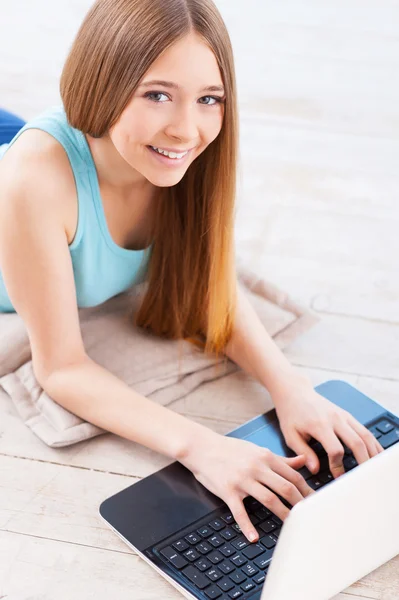 Дівчина-підліток за допомогою комп'ютера — стокове фото