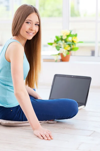 Adolescente usando computador — Fotografia de Stock