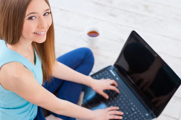 Εφηβικό κορίτσι που χρησιμοποιούν τον υπολογιστή — Φωτογραφία Αρχείου