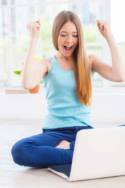 Tonårig flicka tittar på laptop — Stockfoto