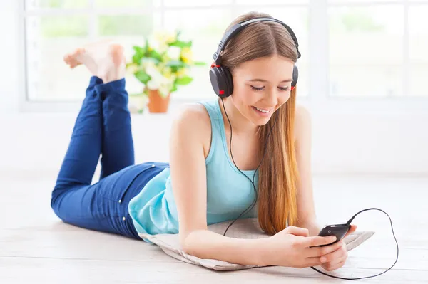 Tonårsflicka som lyssnar på musik — Stockfoto