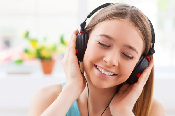 Menina adolescente em fones de ouvido — Fotografia de Stock