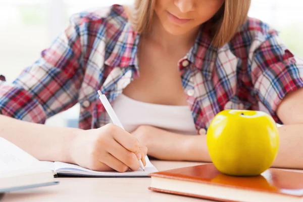 Ragazza adolescente che studia — Foto Stock