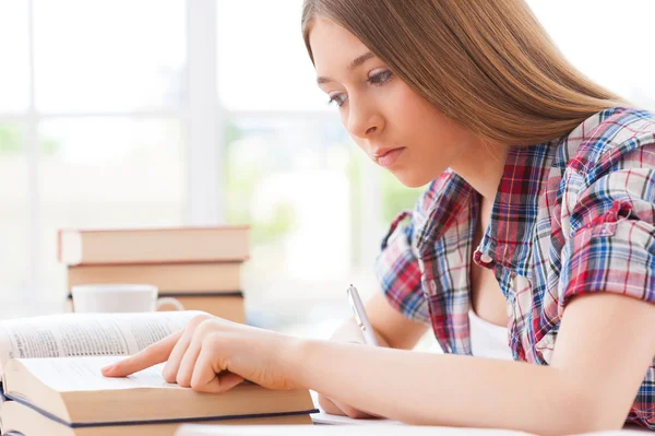 Ragazza adolescente che studia — Foto Stock