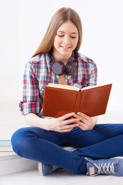 Reading book — Stock Photo, Image