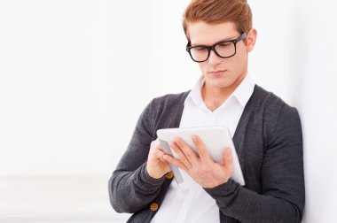Dijital tablet üzerinde çalışan adam