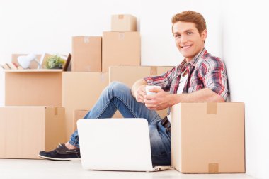 Yeni apartman katında oturan adam