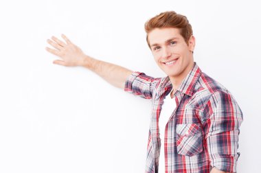 de kopya alanı yaslanan adam.