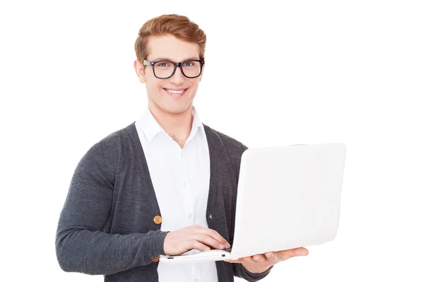 Man werkt op laptop — Stockfoto