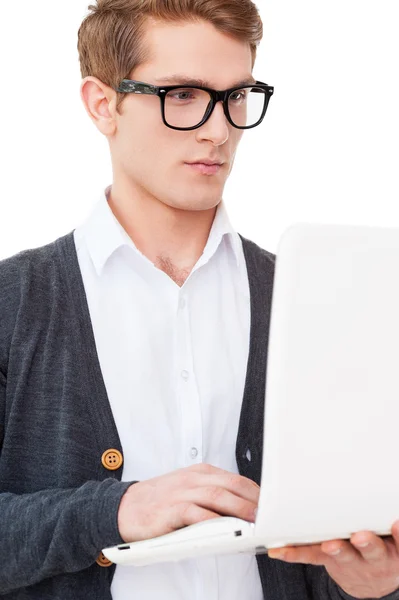 Man werkt op laptop — Stockfoto