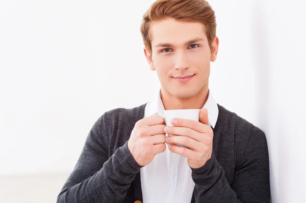 Hombre sosteniendo taza de café —  Fotos de Stock