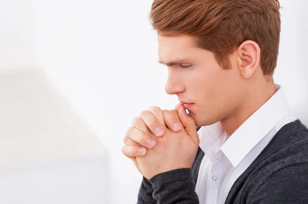 Uomo che tiene le mani strette vicino alla bocca — Foto Stock