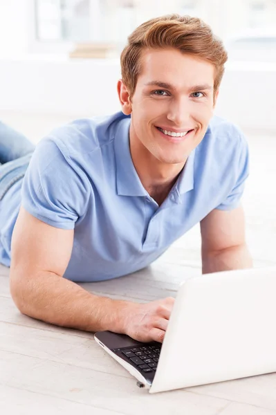 Man working on laptop — Stock Photo, Image