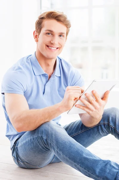 Man aan het werk op digitale Tablet PC — Stockfoto