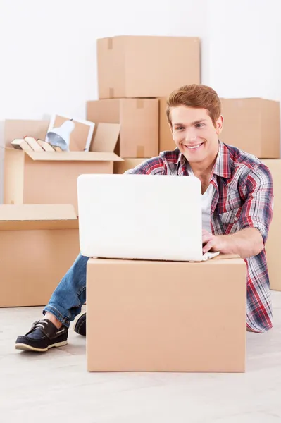 Man sitting on floor and working on laptop — Stock Photo, Image