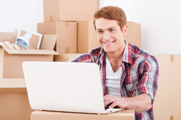 Man sitting on floor and working on laptop — Stock Photo, Image