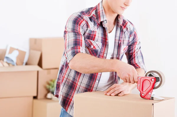 Hombre cajas de embalaje — Foto de Stock