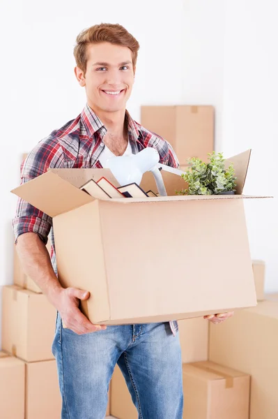 El hombre se muda a una nueva casa . — Foto de Stock