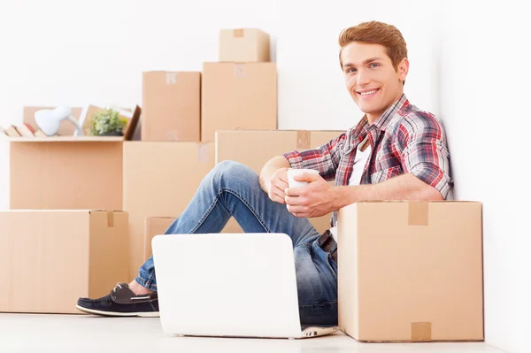 Hombre sentado en el piso de nuevo apartamento — Foto de Stock